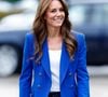 Para deixar o visual mais sofisticado, a dica é combinar o Converse Chuck Taylor All Star 'Glacier Grey' com calça jeans larga e blazer, uma produção inspirada na mistura entre peças clássicas e elementos descontraídos dos looks de Kate Middleton