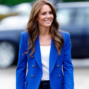 Para deixar o visual mais sofisticado, a dica é combinar o Converse Chuck Taylor All Star 'Glacier Grey' com calça jeans larga e blazer, uma produção inspirada na mistura entre peças clássicas e elementos descontraídos dos looks de Kate Middleton