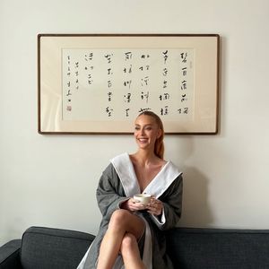 Marina Ruy Barbosa posa com Melissa modelo Soft Ballerina R$ 189,90