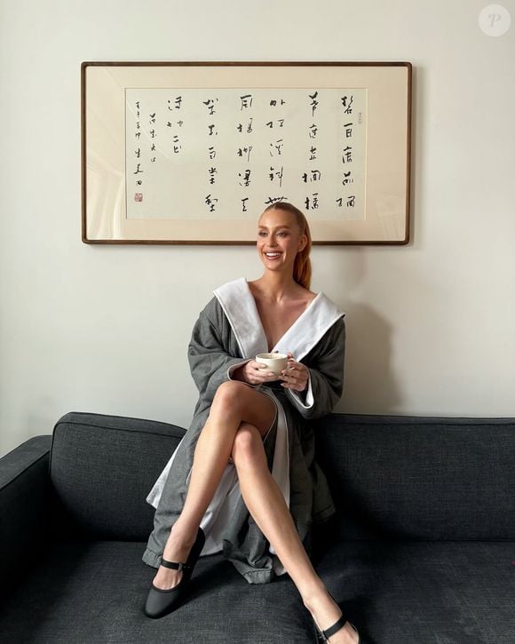 Marina Ruy Barbosa posa com Melissa modelo Soft Ballerina R$ 189,90
