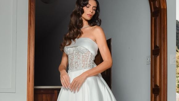 Vestido de noiva princesa contemporânea: com flores de jasmim bordadas, o look de casamento 2 em 1 exclusivo da atriz Yasmin Martins Mendes esbanja romantismo e elegância
