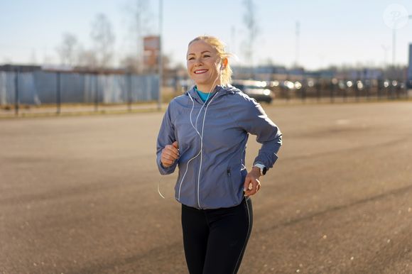 Estudos indicam que caminhar em ritmo acelerado em ambientes abertos ajuda a melhorar a saúde cardiovascular e mental após os 40 anos
