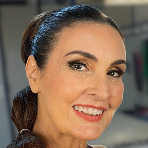 A maquiadora profissional Maria Ferjol revelou uma técnica de maquiagem para mulheres com mais de 40 anos que pode ajudar a criar visualmente um “efeito lifting” no rosto. Segundo ela, o segredo está em respeitar uma linha imaginária durante a aplicação de contorno, blush e bronzer