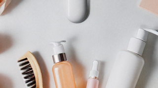 O nécessaire perfeito para você levar suas maquiagens e produtos de beleza para qualquer viagem