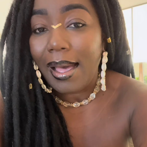 Carla Akotirene falou sobre a nova polêmica de Virgínia Fonseca e afirmou que 'machismo e racismo comem no mesmo prato' ao comentar o caso envolvendo Vini Jr.