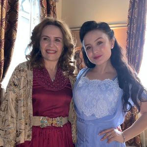 Larissa Manoela e a mãe, Silvana, no bastidor da novela 'Além da Ilusão'. As duas estão rompidas desde 2023