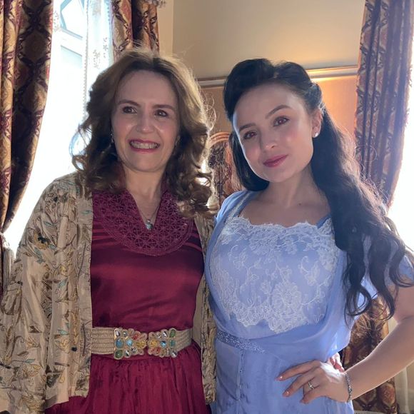 Larissa Manoela e a mãe, Silvana, no bastidor da novela 'Além da Ilusão'. As duas estão rompidas desde 2023