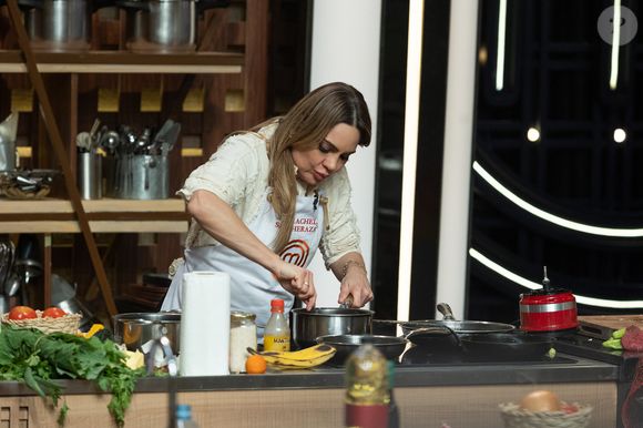 Rachel Sheherazade teve dificuldade para preparar peixe na estreia do 'MasterChef Celebridades 2025', optando por carne em atividade em dupla