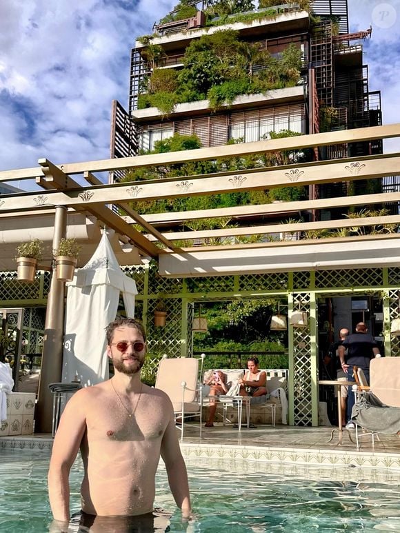 Além da altura, o corpo de Alexandre Altoe também rouba a cena em cliques sem camisa na web