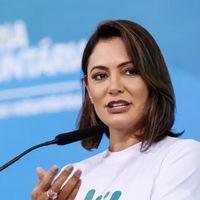 'Encontra-se em tratamento clínico especializado, sem previsão de alta hospitalar': aos 44 anos, Michelle Bolsonaro está internada em Brasília por crise de enxaqueca; médico detalha diagnóstico da candidata ao Senado: 'Náuseas e tontura, uma piora no sono, na atenção e na memória'