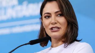 'Encontra-se em tratamento clínico especializado, sem previsão de alta hospitalar': aos 44 anos, Michelle Bolsonaro está internada em Brasília por crise de enxaqueca; médico detalha diagnóstico da candidata ao Senado: 'Náuseas e tontura, uma piora no sono, na atenção e na memória'