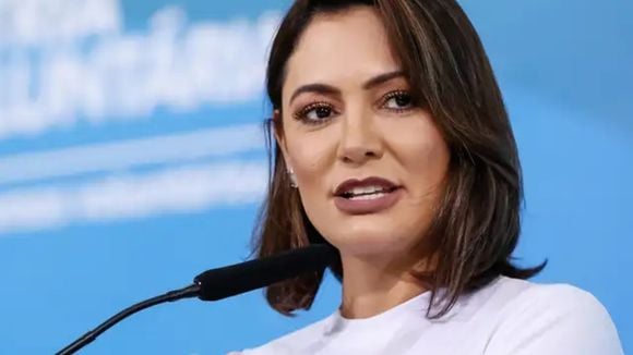 'Encontra-se em tratamento clínico especializado, sem previsão de alta hospitalar': aos 44 anos, Michelle Bolsonaro está internada em Brasília por crise de enxaqueca; médico detalha diagnóstico da candidata ao Senado: 'Náuseas e tontura, uma piora no sono, na atenção e na memória'
