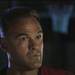 Morte de Oscar Schmidt resgata momento emocionante do ex-atleta com Tadeu Schmidt no Jornal Nacional há 25 anos