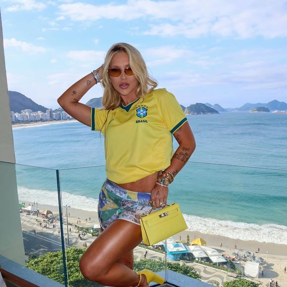 Virgínia deixou pernas e barriga à mostra