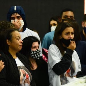 Mãe de MC Kevin em foto no dia do velório do filho famoso: Valquíria afirmou ser a maior prejudicada pela morte do funkeiro