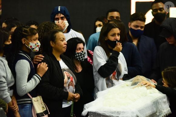 Mãe de MC Kevin em foto no dia do velório do filho famoso: Valquíria afirmou ser a maior prejudicada pela morte do funkeiro