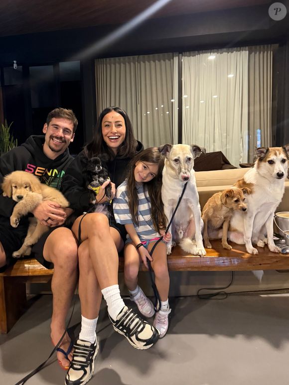 Atualmente com 45 anos, Sabrina Sato está casada com Nicolas Prattes e é mãe de Zoe