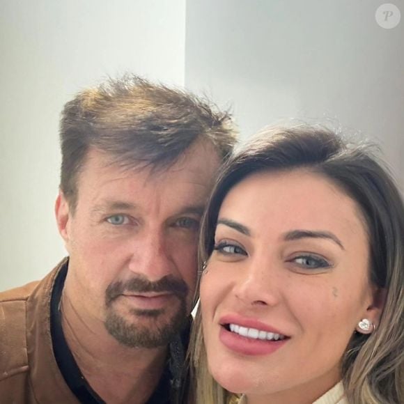 Andressa Urach e o pai: muita gente achou que ela havia contracenado com o próprio genitor, mas, na realidade, atuou ‘apenas’ como câmera da cena
