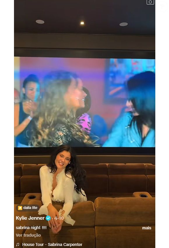 Kylie Jenner mostra o cinema com tela gigante de sua propriedade, com o clipe de 'Baby', de Justin Bieber, sendo exibido ao fundo