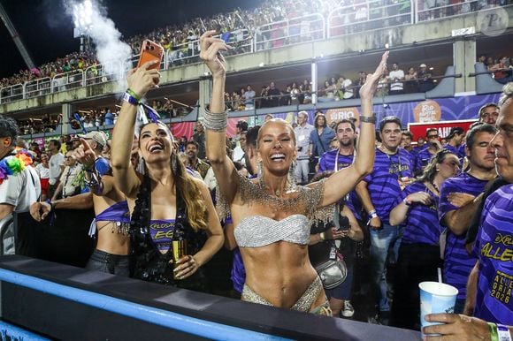 Adriane Galisteu apostou em um look brilhante e super ousado para curtir a Sapucaí