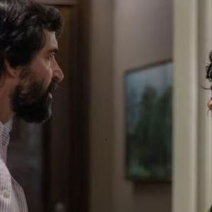 Antes da morte na novela Vale Tudo, Rubinho (Julio Andrade) sente palpitações ao ser ignorado por Maria de Fátima (Bela Campos)