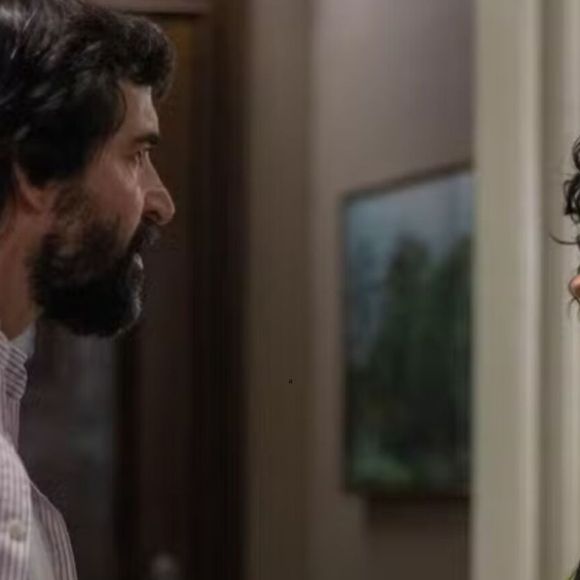 Antes da morte na novela Vale Tudo, Rubinho (Julio Andrade) sente palpitações ao ser ignorado por Maria de Fátima (Bela Campos)