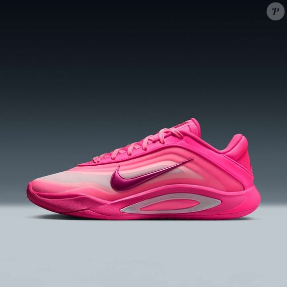 O novo tênis rosa da Nike aposta na tendência que dominou a Copa do Mundo de 2026 e promete conquistar a Geração Alfa