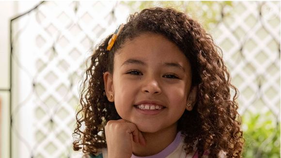 Elis Cabral é Sofia, estrela mirim da novela Dona de Mim