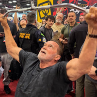 Arnold Schwarzenegger, aos 78 anos, está se preparando intensamente na academia para a sequência de 'Conan, o Bárbaro'