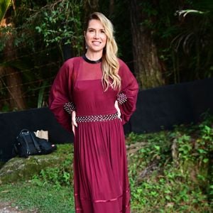 A promotora de eventos famosa Val Drummond apostou em um vestido comprido em tom de marsala