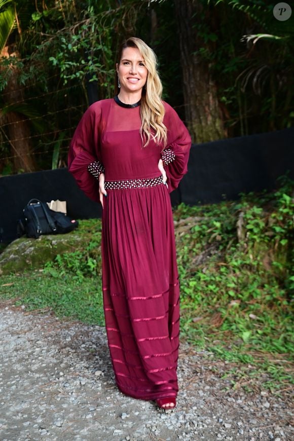 A promotora de eventos famosa Val Drummond apostou em um vestido comprido em tom de marsala