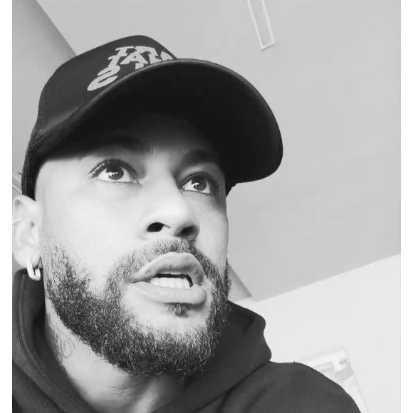 Neymar negou que tenha dado bronca nos jogadores mais jovens e disse que a conversa que teve no vestiário é algo comum no futebol