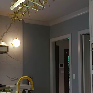 Entre os destaques da mansão estão os ambientes integrados, os detalhes em mármore e a ampla área externa