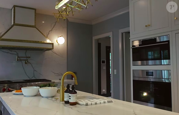 Entre os destaques da mansão estão os ambientes integrados, os detalhes em mármore e a ampla área externa