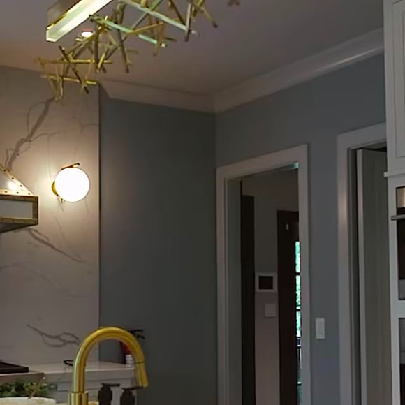 Entre os destaques da mansão estão os ambientes integrados, os detalhes em mármore e a ampla área externa