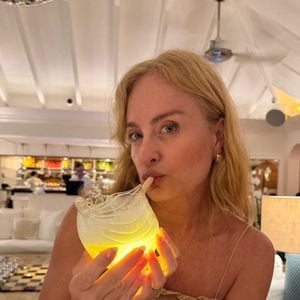 Angélica revelou que faz botox desde os 14 anos. No entanto, nos últimos anos, ela tem se dedicado aos lasers para melhorar a aparência da pele e acabar com a flacidez