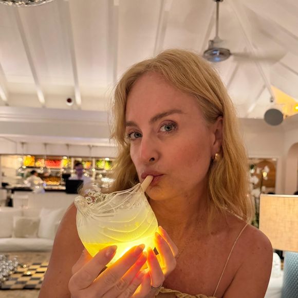 Angélica revelou que faz botox desde os 14 anos. No entanto, nos últimos anos, ela tem se dedicado aos lasers para melhorar a aparência da pele e acabar com a flacidez