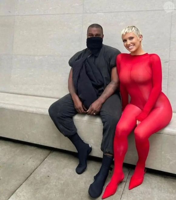 Esta foi uma das raras vezes em que Bianca Censori foi fotografada sorrindo ao lado do marido