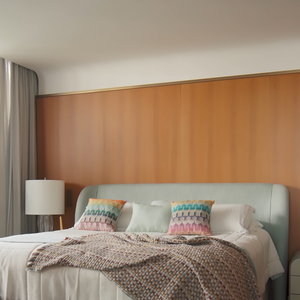 O quarto do casal segue a proposta de conforto e equilíbrio que norteia todo o projeto, refletindo a busca de Isabeli Fontana e Di Ferrero por um ambiente acolhedor, funcional e pensado para viver a dois com mais praticidade e harmonia