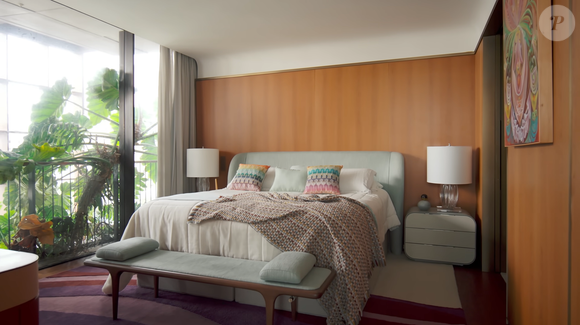 O quarto do casal segue a proposta de conforto e equilíbrio que norteia todo o projeto, refletindo a busca de Isabeli Fontana e Di Ferrero por um ambiente acolhedor, funcional e pensado para viver a dois com mais praticidade e harmonia