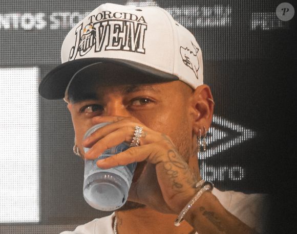 Neymar iniciou os treinos no Santos nesta segunda-feira (03)