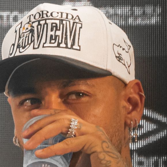 Neymar iniciou os treinos no Santos nesta segunda-feira (03)