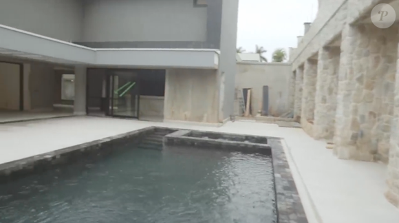 Piscina da mansão de Luciele Di Camargo e Denilson terá telão