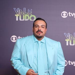 Luis Lobianco brilhou em look azul no lançamento da novela 'Vale Tudo'