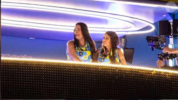 Gabriela e Chaiany curtiram o desfile da Portela na Sapucaí