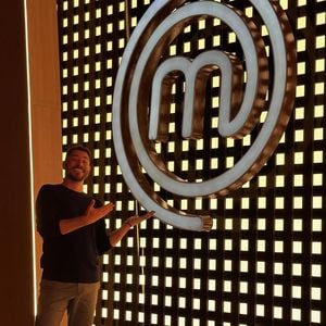 Evaristo Costa reaparece com o logo do MasterChef Brasil e levanta suspeitas de que pode substituir Ana Paula Padrão no reality da Band