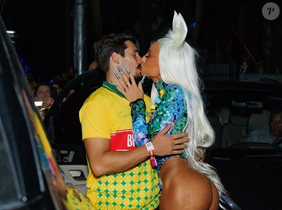 Carnaval 2026: Sabrina Sato ganha beijo do marido, Nicolas Prattes antes do desfile de SP