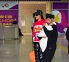 Brunna Gonçalves sorriu no desembarque com a filha, Zuri, e a mulher, Ludmilla