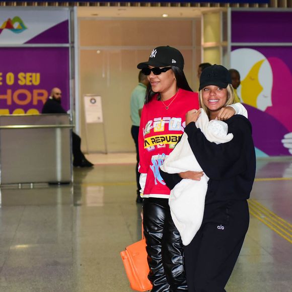 Brunna Gonçalves sorriu no desembarque com a filha, Zuri, e a mulher, Ludmilla
