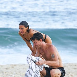 Shawn Mendes e Bruna Marquezine trocam carícias e aproveitam momento de descanso à beira-mar